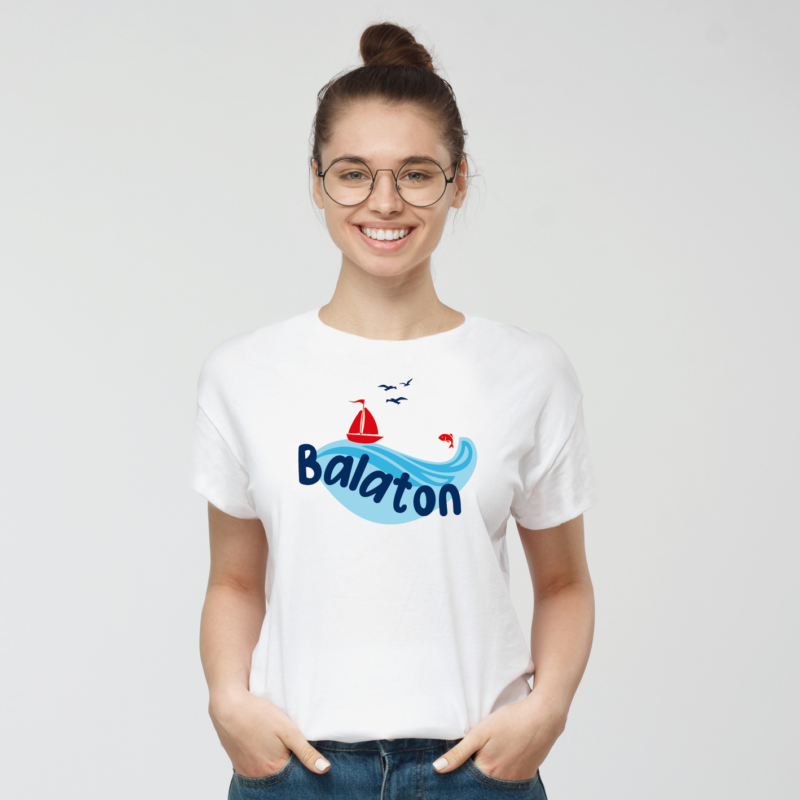 Balatoni piros hajó | grafikás női pamutpóló